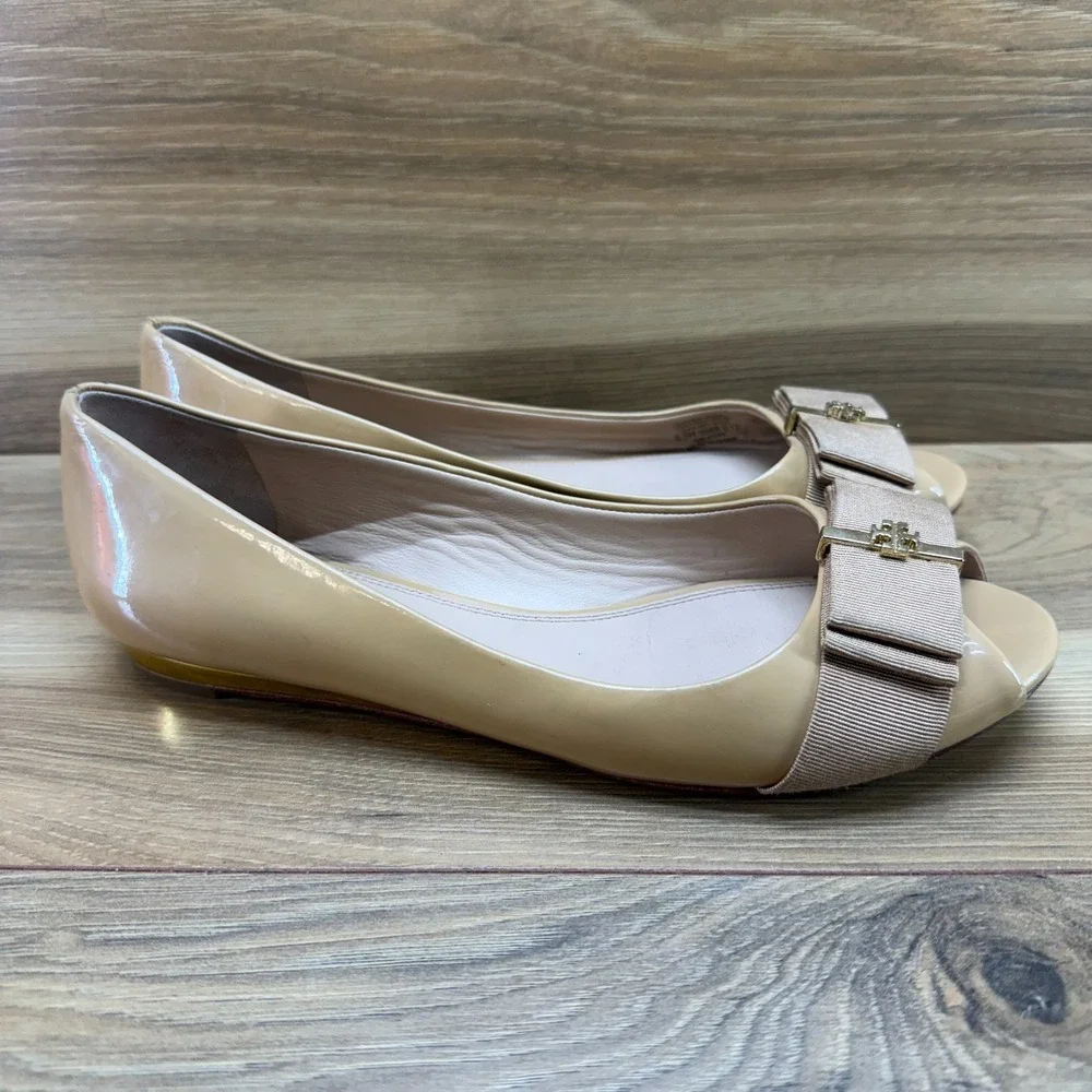Tory Burch Trudy Peep Toe Flats 6.5 M Nude Tan Patent Leather Bow Gold logo
